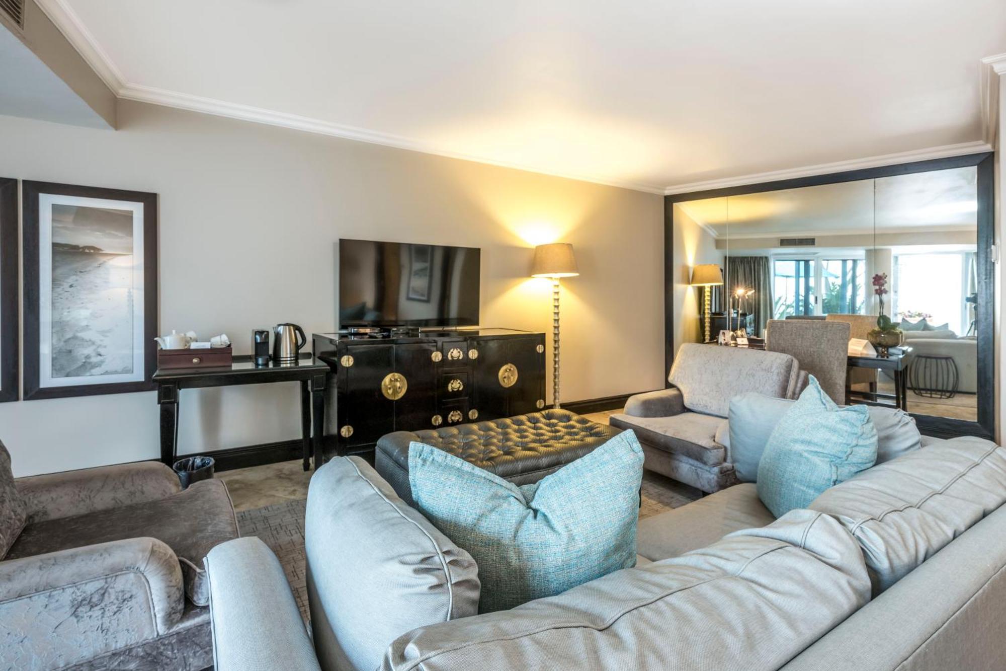 เบเวอร์ลี ฮิลล์ Hotel เดอร์บัน ภายนอก รูปภาพ A living room at the Four Seasons Hotel