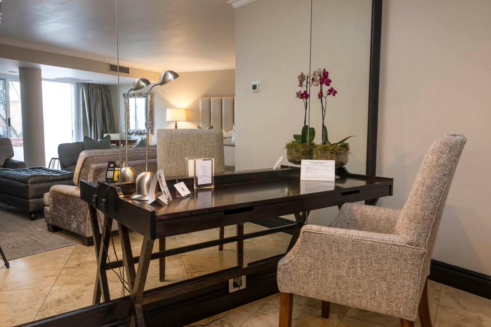 เบเวอร์ลี ฮิลล์ Hotel เดอร์บัน ภายนอก รูปภาพ A suite at the hotel