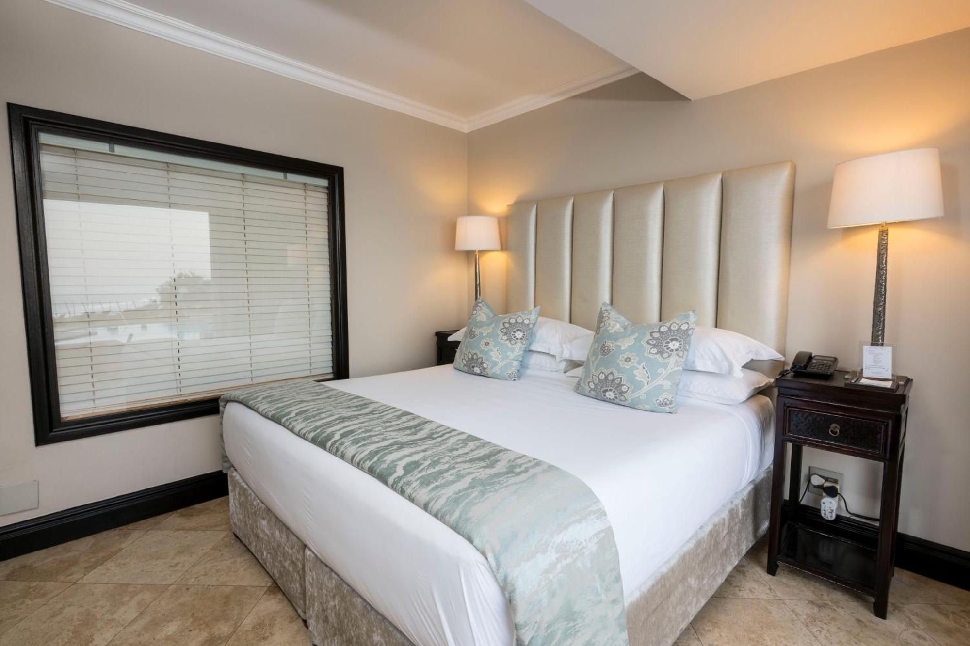 เบเวอร์ลี ฮิลล์ Hotel เดอร์บัน ภายนอก รูปภาพ A bedroom at the Taj Mahal Palace