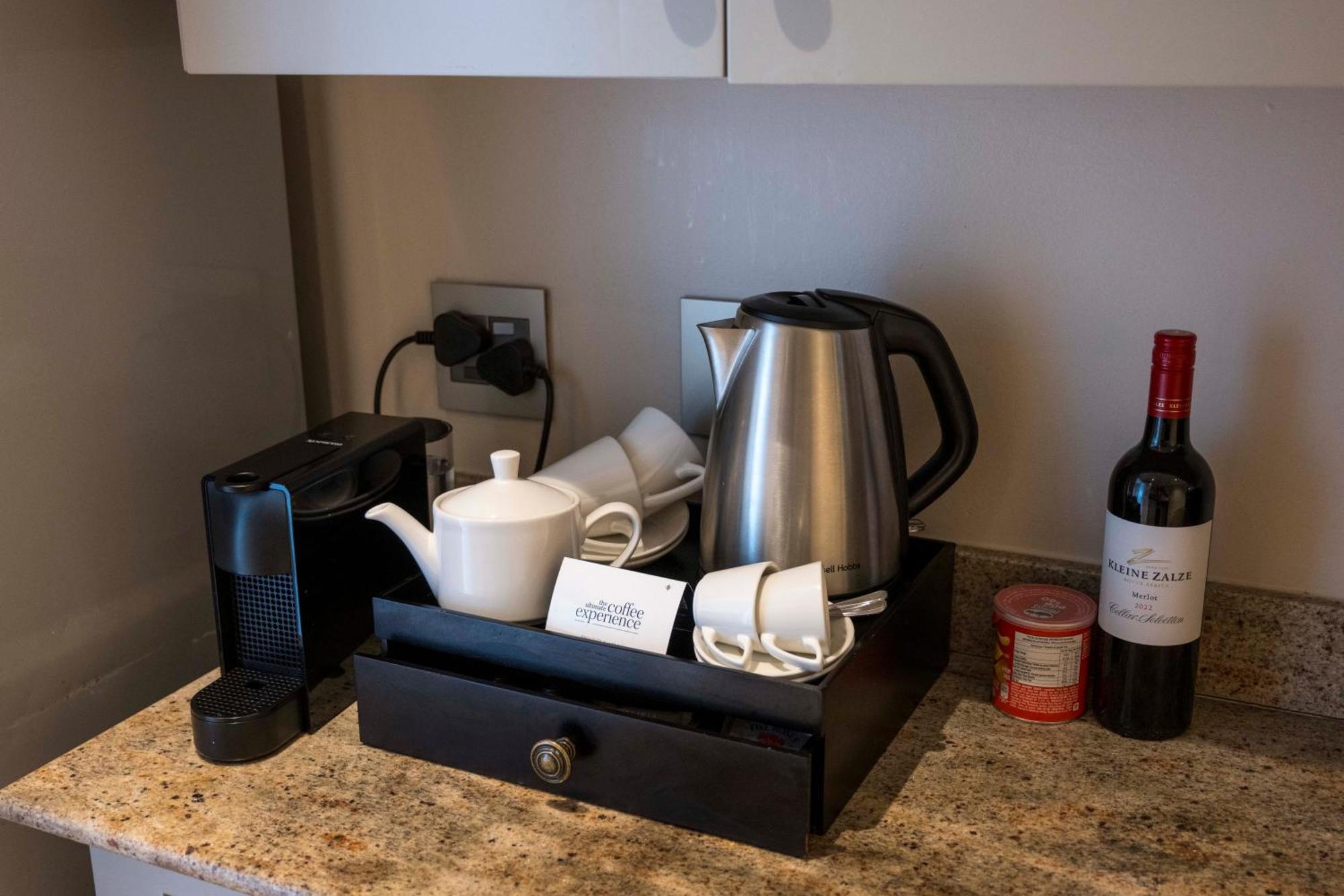 เบเวอร์ลี ฮิลล์ Hotel เดอร์บัน ภายนอก รูปภาพ A Nespresso machine in a hotel room