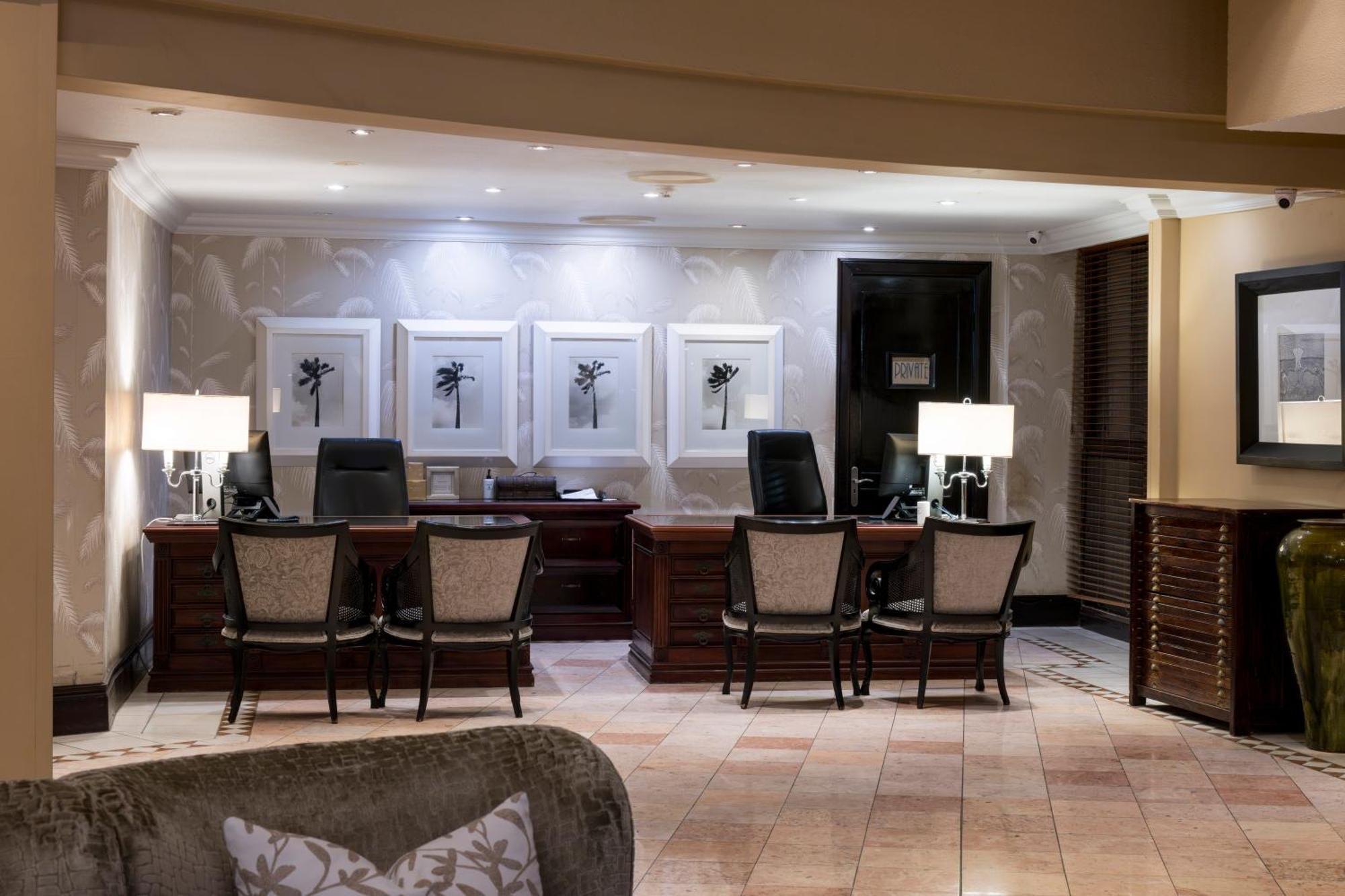 เบเวอร์ลี ฮิลล์ Hotel เดอร์บัน ภายนอก รูปภาพ Concierge desk at the Four Seasons Hotel, Washington, D.C.