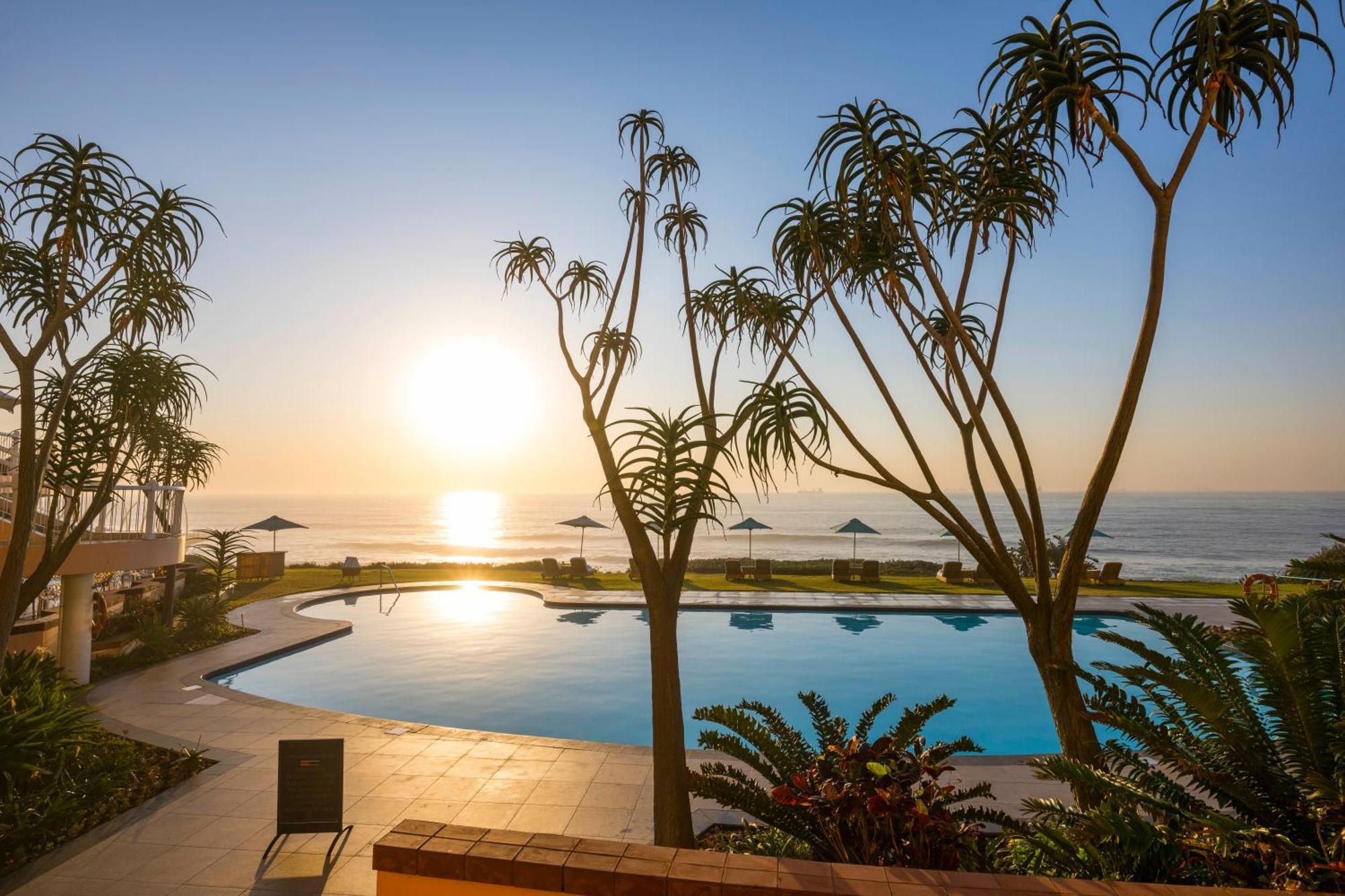 เบเวอร์ลี ฮิลล์ Hotel เดอร์บัน ภายนอก รูปภาพ Sunset at the pool